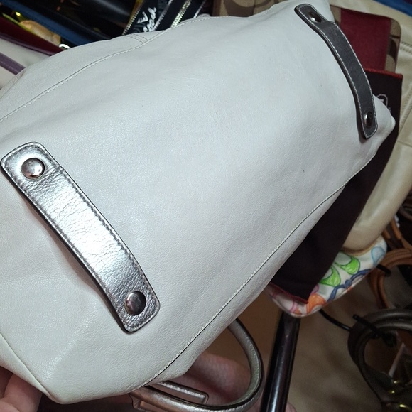 EUC COACH ASHLEY WHITE SILVER LEATHER LARGE 2 WAY BAG - Picture 3 of 3